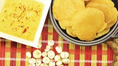 Makhane Ki Kheer With Gane Ke Ras Ki Pooriyaan